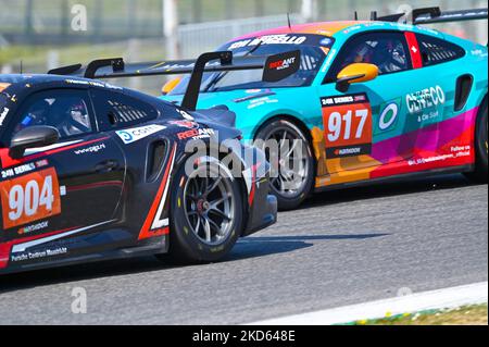 992:00 UHR 904 Red Ant Racing -Bel- Porsche 911 GT3 Cup (992) und 992:00 Uhr 917 Orchid Racing Team -SUI- Porsche 911 GT3 Cup (992) Rennen während des Endurance Hankook 12h von Mugello 2022 am 26. März 2022 auf dem Mugello Circuit in Scarperia, Italien (Foto von Alessio Marini/LiveMedia/NurPhoto) Stockfoto