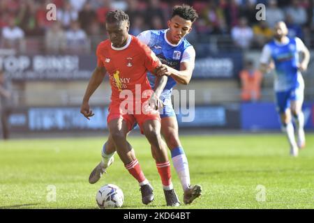 Remeao Hutton of Barrow kämpft am Samstag, den 26.. März 2022, im Matchroom Stadium in London um den Besitz von Shadrach Ogie von Leyton Orient während des Sky Bet League 2-Spiels zwischen Leyton Orient und Barrow. (Foto von Ivan Yordanov/MI News/NurPhoto) Stockfoto