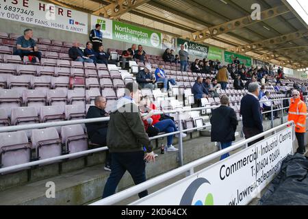 Die Fans von Hartlepool United vor dem Spiel der Sky Bet League 2 zwischen Northampton Town und Hartlepool United im PTS Academy Stadium, Northampton am Samstag, 26.. März 2022. (Foto von John Cripps/MI News/NurPhoto) Stockfoto