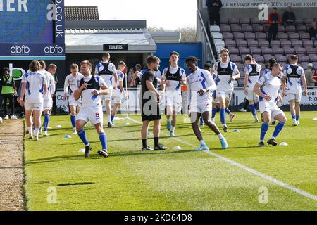 Die Spieler von Hartlepool United wärmen sich am Samstag, den 26.. März 2022, vor dem Spiel der Sky Bet League 2 zwischen Northampton Town und Hartlepool United im PTS Academy Stadium in Northampton auf. (Foto von John Cripps/MI News/NurPhoto) Stockfoto