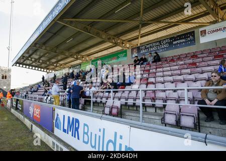 Die Fans von Hartlepool United vor dem Spiel der Sky Bet League 2 zwischen Northampton Town und Hartlepool United im PTS Academy Stadium, Northampton am Samstag, 26.. März 2022. (Foto von John Cripps/MI News/NurPhoto) Stockfoto