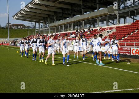 Die Spieler von Hartlepool United wärmen sich am Samstag, den 26.. März 2022, vor dem Spiel der Sky Bet League 2 zwischen Northampton Town und Hartlepool United im PTS Academy Stadium in Northampton auf. (Foto von John Cripps/MI News/NurPhoto) Stockfoto