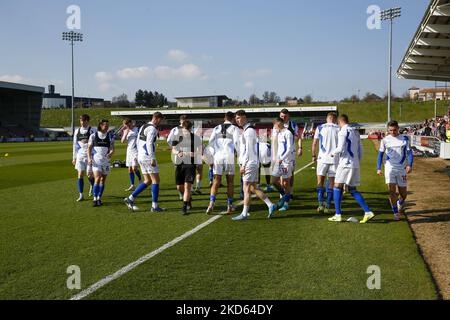 Die Spieler von Hartlepool United wärmen sich am Samstag, den 26.. März 2022, vor dem Spiel der Sky Bet League 2 zwischen Northampton Town und Hartlepool United im PTS Academy Stadium in Northampton auf. (Foto von John Cripps/MI News/NurPhoto) Stockfoto