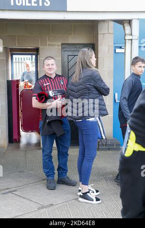 Die Fans von Hartlepool United vor dem Spiel der Sky Bet League 2 zwischen Northampton Town und Hartlepool United im PTS Academy Stadium, Northampton am Samstag, 26.. März 2022. (Foto von John Cripps/MI News/NurPhoto) Stockfoto