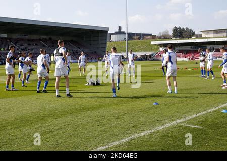 Die Spieler von Hartlepool United wärmen sich am Samstag, den 26.. März 2022, vor dem Spiel der Sky Bet League 2 zwischen Northampton Town und Hartlepool United im PTS Academy Stadium in Northampton auf. (Foto von John Cripps/MI News/NurPhoto) Stockfoto