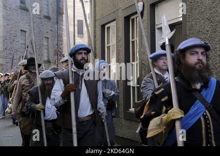 Die Hawick Fife und Trommeln vor den Mitgliedern der Re-enactment-Gruppe â € œLoudounâ €™s Regiment des Fußes, tragen â € œstandardsâ €, während in Kostüm in der Prozession zu Beginn der Tage Veranstaltungen in Hawick am Samstag, den 26. März 2022 bei der 17. Hawick Reivers Festival, Rückkehr nach einer Lücke von 2 Jahren aufgrund von Zwangsbeschränkungen. (Foto von Rob Gray/NurPhoto) Stockfoto