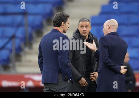 Luis Enrique Cheftrainer Spaniens mit Luis Rubiales, Präsident des Königlichen Spanischen Fußballverbands, während des internationalen Freundschaftsspiels zwischen Spanien und Albanien im RCDE-Stadion am 26. März 2022 in Barcelona, Spanien. (Foto von Jose Breton/Pics Action/NurPhoto) Stockfoto