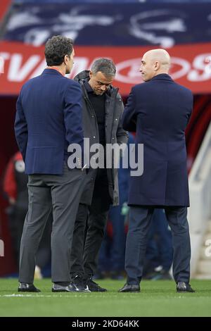 Luis Enrique Cheftrainer Spaniens mit Luis Rubiales, Präsident des Königlichen Spanischen Fußballverbands, während des internationalen Freundschaftsspiels zwischen Spanien und Albanien im RCDE-Stadion am 26. März 2022 in Barcelona, Spanien. (Foto von Jose Breton/Pics Action/NurPhoto) Stockfoto