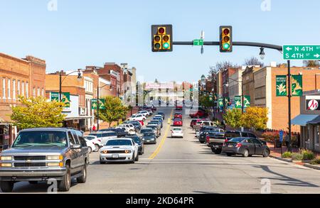 WYTHEVILLE, VA, USA-15 OCTOBER 2022: Weitwinkelansicht der Main Street bei 4. mit Gebäuden und Straßen, die mit Verkehr und Menschen besetzt sind. Stockfoto