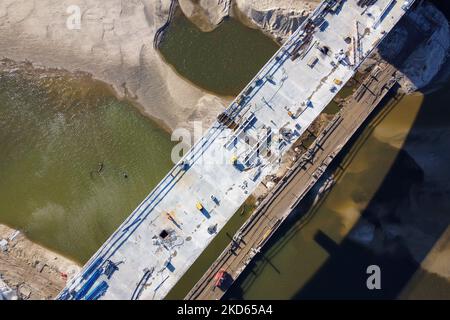 Drohnenansicht des Brückenbaus der Anna Jagiellon (Süd) Brücke, in Warschau, Polen am 5. Februar 2020 (Foto: Mateusz Wlodarczyk/NurPhoto) Stockfoto
