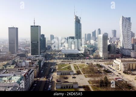 Drohnenansicht der Hochhäuser Marriott Hotel (L), Varso Tower (C) und Zlota 44 (R) in der Innenstadt von Warschau, Polen am 25. Februar 2021 (Foto: Mateusz Wlodarczyk/NurPhoto) Stockfoto