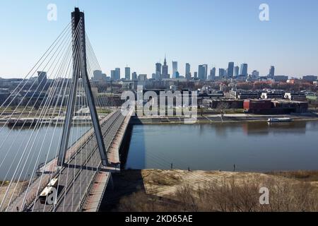 Eine Drohnenansicht der Swietokrzyski-Brücke und der Innenstadt im Hintergrund, in Warschau, Polen am 25. März 2020 (Foto: Mateusz Wlodarczyk/NurPhoto) Stockfoto
