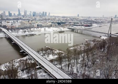 Eine Drohnenansicht der Srednicowy-Brücke, der Swietokrzyski-Brücke und der Innenstadt im Hintergrund, in Warschau, Polen am 13. Januar 2021 (Foto: Mateusz Wlodarczyk/NurPhoto) Stockfoto