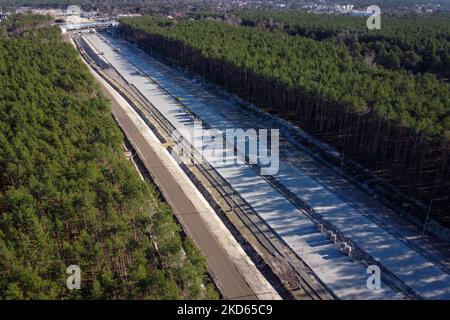 Eine Drohnenansicht des Baus der Schnellstraße S2 (Southern Bypass), in Warschau, Polen, am 5. Februar 2020 (Foto: Mateusz Wlodarczyk/NurPhoto) Stockfoto