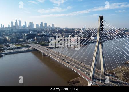 Eine Drohnenansicht der Swietokrzyski-Brücke und der Innenstadt im Hintergrund, in Warschau, Polen am 9. Februar 2020 (Foto: Mateusz Wlodarczyk/NurPhoto) Stockfoto