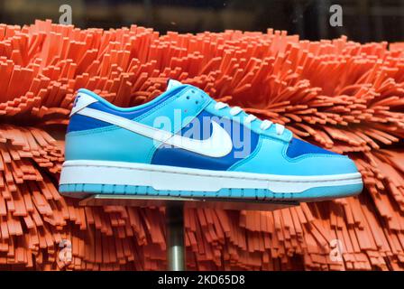 NIKE DUNK LOW RETRO „ARGON“ Nike Designer Fashion Trainer im Schaufenster Stockfoto