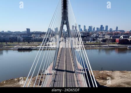 Eine Drohnenansicht der Swietokrzyski-Brücke und der Innenstadt im Hintergrund, in Warschau, Polen am 25. März 2020 (Foto: Mateusz Wlodarczyk/NurPhoto) Stockfoto