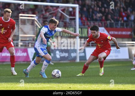 Robbie Gotts von Barrow kämpft am Samstag, den 26.. März 2022, im Matchroom Stadium in London um den Besitz von Paul Smyth von Leyton Orient während des Spiels der Sky Bet League 2 zwischen Leyton Orient und Barrow. (Foto von Ivan Yordanov/MI News/NurPhoto) Stockfoto