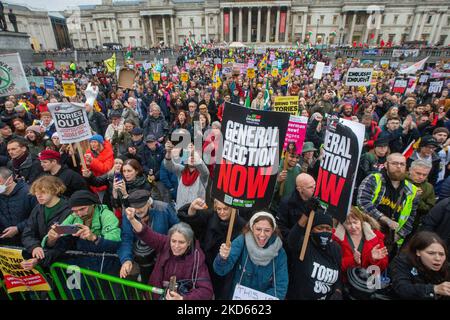 London, England, Großbritannien. 5.. November 2022. Tausende nehmen am Trafalgar Square an einer Demonstration gegen die Sparpolitik Teil, während die britische Regierung den Haushalt mit Kürzungen der öffentlichen Ausgaben und Steuererhöhungen vorbereitet. (Bild: © Tayfun Salci/ZUMA Press Wire) Stockfoto