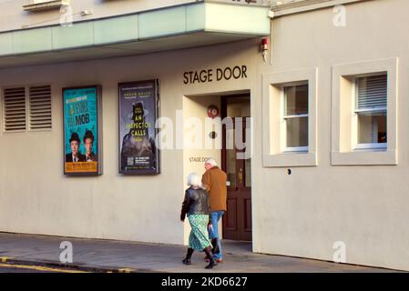 Theater Royal Bühne Tür mit Schauplakaten Stockfoto