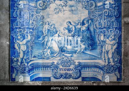 Portugiesische Azulejo-Fliesen mit der Szene der Heiligen Katharina in Capela das Almas de Santa Catarina (Kapelle der Seelen) Interieur - Stockfoto