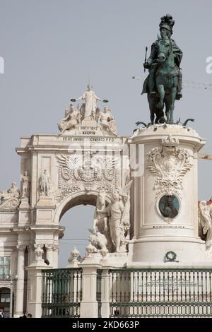 Eine allgemeine Ansicht von Praça do Comércio und der Arco da Rua Augusta, am 26. März 2022, in Lissabon, Portugal. Baixa ist Lissabons historisches Herz und Handelszentrum. (Foto von Manuel Romano/NurPhoto) Stockfoto