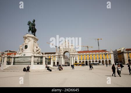 Eine allgemeine Ansicht von Praça do Comércio und der Arco da Rua Augusta, am 26. März 2022, in Lissabon, Portugal. Baixa ist Lissabons historisches Herz und Handelszentrum. (Foto von Manuel Romano/NurPhoto) Stockfoto