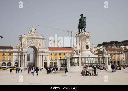 Eine allgemeine Ansicht von Praça do Comércio und der Arco da Rua Augusta, am 26. März 2022, in Lissabon, Portugal. Baixa ist Lissabons historisches Herz und Handelszentrum. (Foto von Manuel Romano/NurPhoto) Stockfoto