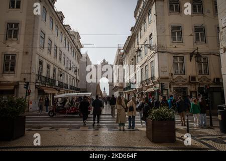 Am 26. März 2022 wandern die Menschen in Lissabon, Portugal, in der Altstadt von Lissabon in der Nähe der Arco da Rua Augusta. Baixa ist Lissabons historisches Herz und Handelszentrum. (Foto von Manuel Romano/NurPhoto) Stockfoto