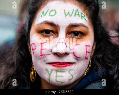 Während der Nationalen Friedenskundgebung, die am 27.. März 2022 in Brüssel organisiert wurde, lässt eine Frau ihr Gesicht mit den Worten Frieden und kein Krieg bemalen. (Foto von Romy Arroyo Fernandez/NurPhoto) Stockfoto