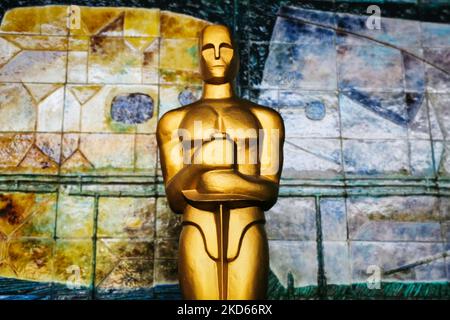 Die riesige Nachbildung der Academy Award-Statuette wird einen Tag vor der Oscar-Zeremonie 94. im Dolby Theater in Hollywood, Los Angeles, Kalifornien, in den Vereinigten Staaten von Amerika, im Kino Kijow-Kino zu sehen sein. Krakau, Polen, am 26. März 2022. (Foto von Beata Zawrzel/NurPhoto) Stockfoto