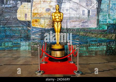 Die riesige Nachbildung der Academy Award-Statuette wird einen Tag vor der Oscar-Zeremonie 94. im Dolby Theater in Hollywood, Los Angeles, Kalifornien, in den Vereinigten Staaten von Amerika, im Kino Kijow-Kino zu sehen sein. Krakau, Polen, am 26. März 2022. (Foto von Beata Zawrzel/NurPhoto) Stockfoto