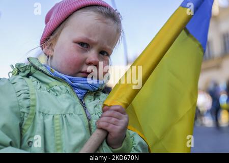 Ein kleines Mädchen wird weinend gesehen, während es an einer Solidaritätsdemonstration mit der Ukraine teilnimmt, bei der „Ode an die Freude“, die EU-Hymne, in polnischer und ukrainischer Sprache gesungen wurde. Krakau, Polen, am 27. März 2022. (Foto von Beata Zawrzel/NurPhoto) Stockfoto