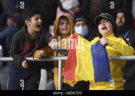 Rumänische Fans im Einsatz beim internationalen Freundschaftsspiel zwischen Rumänien und Griechenland im Stadionul Steaua am 25. März 2022 in Bukarest, Rumänien. (Foto von Alex Nicodim/NurPhoto) Stockfoto