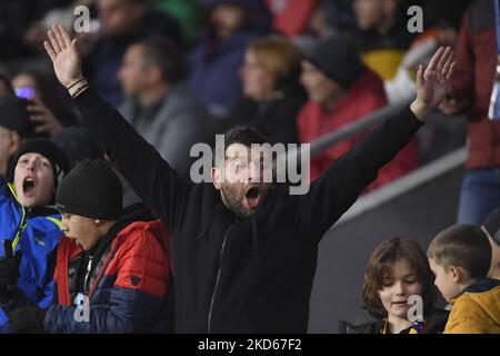 Rumänische Fans im Einsatz beim internationalen Freundschaftsspiel zwischen Rumänien und Griechenland im Stadionul Steaua am 25. März 2022 in Bukarest, Rumänien. (Foto von Alex Nicodim/NurPhoto) Stockfoto