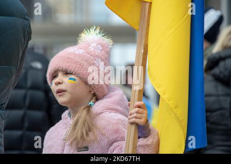 Am 27. März 2022 versammelten sich Gemeindemitglieder auf dem Hart Plaza in Detroit, Michigan, zu einer Kundgebung in der Ukraine, als ein Akt der internationalen Solidarität, der ein Ende der russischen Invasion in die Ukraine forderte. (Foto von Adam J. Dewey/NurPhoto) Stockfoto