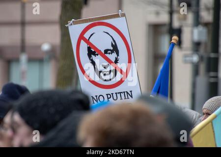 Am 27. März 2022 versammelten sich Gemeindemitglieder auf dem Hart Plaza in Detroit, Michigan, zu einer Kundgebung in der Ukraine, als ein Akt der internationalen Solidarität, der ein Ende der russischen Invasion in die Ukraine forderte. (Foto von Adam J. Dewey/NurPhoto) Stockfoto