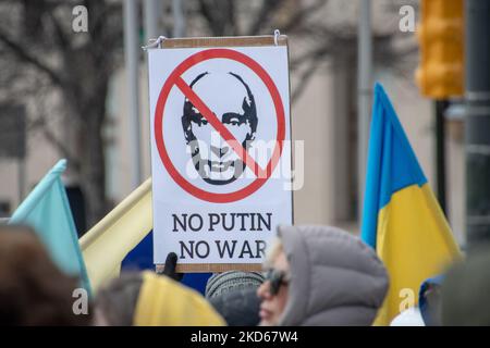 Am 27. März 2022 versammelten sich Gemeindemitglieder auf dem Hart Plaza in Detroit, Michigan, zu einer Kundgebung in der Ukraine, als ein Akt der internationalen Solidarität, der ein Ende der russischen Invasion in die Ukraine forderte. (Foto von Adam J. Dewey/NurPhoto) Stockfoto