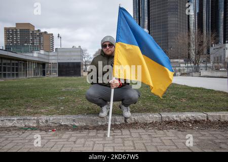 Am 27. März 2022 versammelten sich Gemeindemitglieder auf dem Hart Plaza in Detroit, Michigan, zu einer Kundgebung in der Ukraine, als ein Akt der internationalen Solidarität, der ein Ende der russischen Invasion in die Ukraine forderte. (Foto von Adam J. Dewey/NurPhoto) Stockfoto