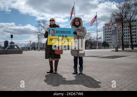 Am 27. März 2022 versammelten sich Gemeindemitglieder auf dem Hart Plaza in Detroit, Michigan, zu einer Kundgebung in der Ukraine, als ein Akt der internationalen Solidarität, der ein Ende der russischen Invasion in die Ukraine forderte. (Foto von Adam J. Dewey/NurPhoto) Stockfoto