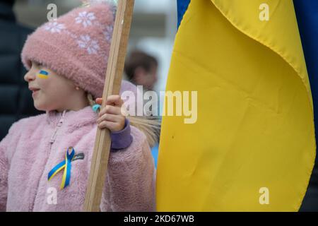 Am 27. März 2022 versammelten sich Gemeindemitglieder auf dem Hart Plaza in Detroit, Michigan, zu einer Kundgebung in der Ukraine, als ein Akt der internationalen Solidarität, der ein Ende der russischen Invasion in die Ukraine forderte. (Foto von Adam J. Dewey/NurPhoto) Stockfoto