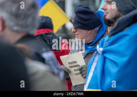 Am 27. März 2022 versammelten sich Gemeindemitglieder auf dem Hart Plaza in Detroit, Michigan, zu einer Kundgebung in der Ukraine, als ein Akt der internationalen Solidarität, der ein Ende der russischen Invasion in die Ukraine forderte. (Foto von Adam J. Dewey/NurPhoto) Stockfoto