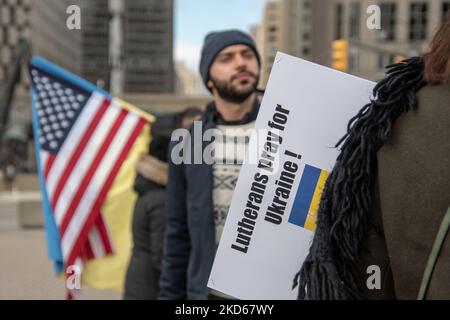 Am 27. März 2022 versammelten sich Gemeindemitglieder auf dem Hart Plaza in Detroit, Michigan, zu einer Kundgebung in der Ukraine, als ein Akt der internationalen Solidarität, der ein Ende der russischen Invasion in die Ukraine forderte. (Foto von Adam J. Dewey/NurPhoto) Stockfoto