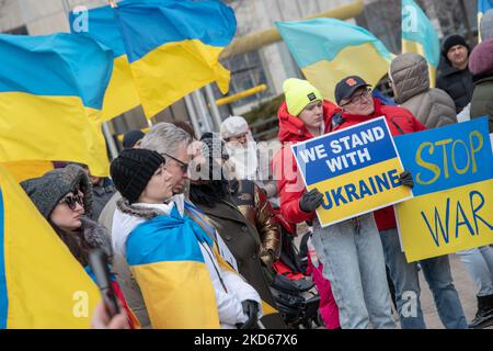 Am 27. März 2022 versammelten sich Gemeindemitglieder auf dem Hart Plaza in Detroit, Michigan, zu einer Kundgebung in der Ukraine, als ein Akt der internationalen Solidarität, der ein Ende der russischen Invasion in die Ukraine forderte. (Foto von Adam J. Dewey/NurPhoto) Stockfoto