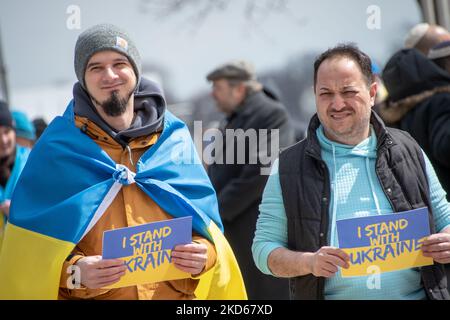 Am 27. März 2022 versammelten sich Gemeindemitglieder auf dem Hart Plaza in Detroit, Michigan, zu einer Kundgebung in der Ukraine, als ein Akt der internationalen Solidarität, der ein Ende der russischen Invasion in die Ukraine forderte. (Foto von Adam J. Dewey/NurPhoto) Stockfoto