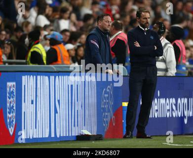 L-R Gareth Southgate Coach und Assistant Manager Steve Holland aus England während einer Alzheimer's Society International zwischen England und der Schweiz im Wembley Stadium, Großbritannien, am 26.. März 2022 (Foto by Action Foto Sport/NurPhoto) Stockfoto