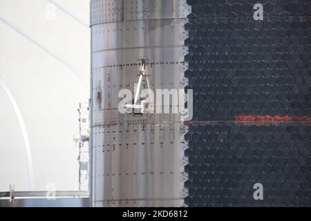 Details zu SpaceX New Starship's TPS, einem Netzwerk von hexagonalen hitzebeständigen Fliesen, die das Raumschiff beim Wiedereintritt schützen. (Foto von Reginald Mathalone/NurPhoto) Stockfoto