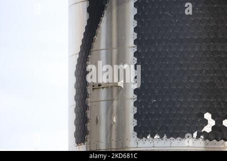 Details zu SpaceX New Starship's TPS, einem Netzwerk von hexagonalen hitzebeständigen Fliesen, die das Raumschiff beim Wiedereintritt schützen. (Foto von Reginald Mathalone/NurPhoto) Stockfoto