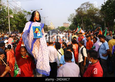 Aktivisten der Bharatiya Janata Party ( BJP) halten am 28,2022. März in Kalkutta, Indien, einen aufmalten westbengalen Chief Minister Mamata Banerjee während eines Protestes über die Valenz des Dorfes Bogtui ab. (Foto von Debajyoti Chakraborty/NurPhoto) Stockfoto