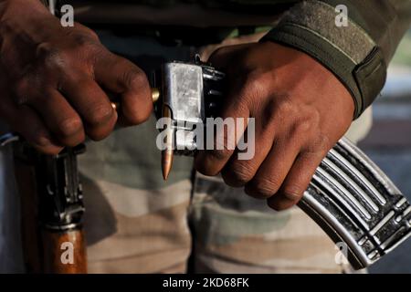 Ein Soldat der indischen Armee entlädt am 28. März 2022 ein AK-47 Magazin nach einer Bohrübung der CASO Cordon- und Search-Operation im Kulgam-Distrikt von Süd-Kaschmir, Jammu und Kashmir, Indien. (Foto von Nasir Kachroo/NurPhoto) Stockfoto